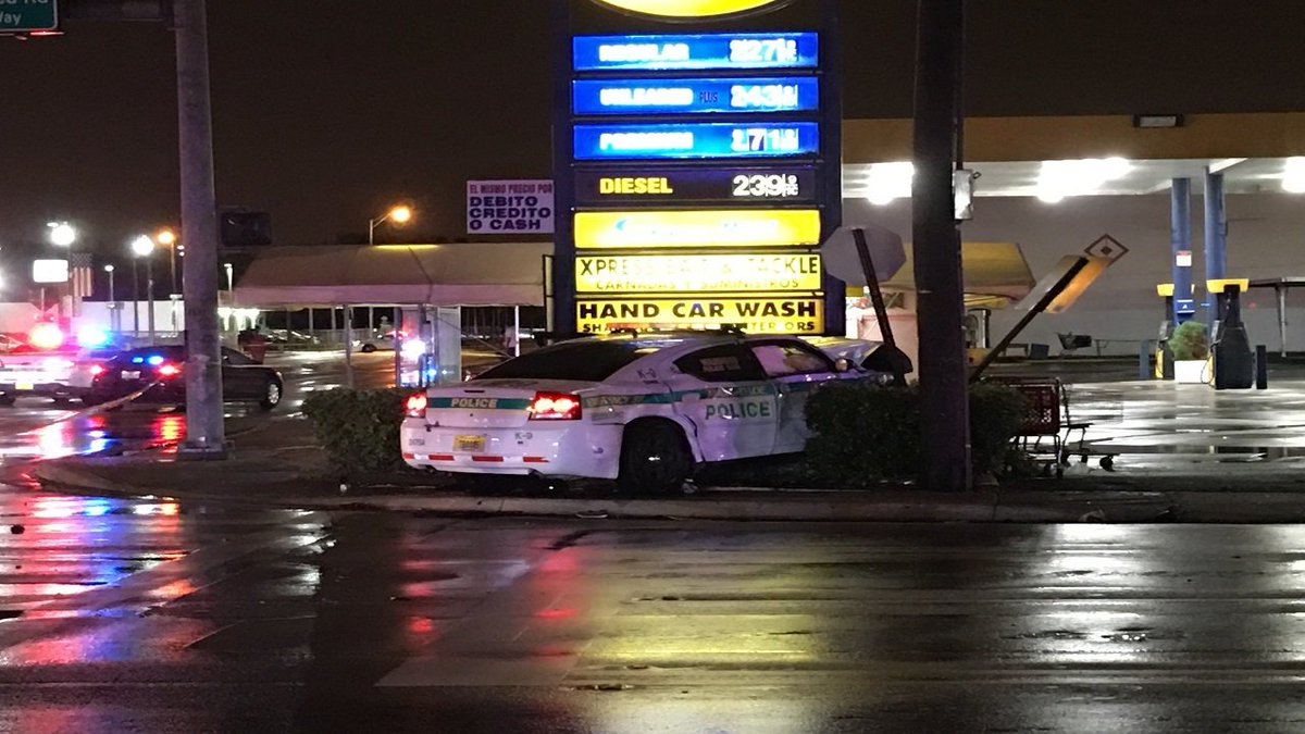 Miami-Dade police cruiser crashes into vehicle, bushes in Miami bit.ly/2dwFXYf?utm_me… https://t.co/KqJyExpYp4