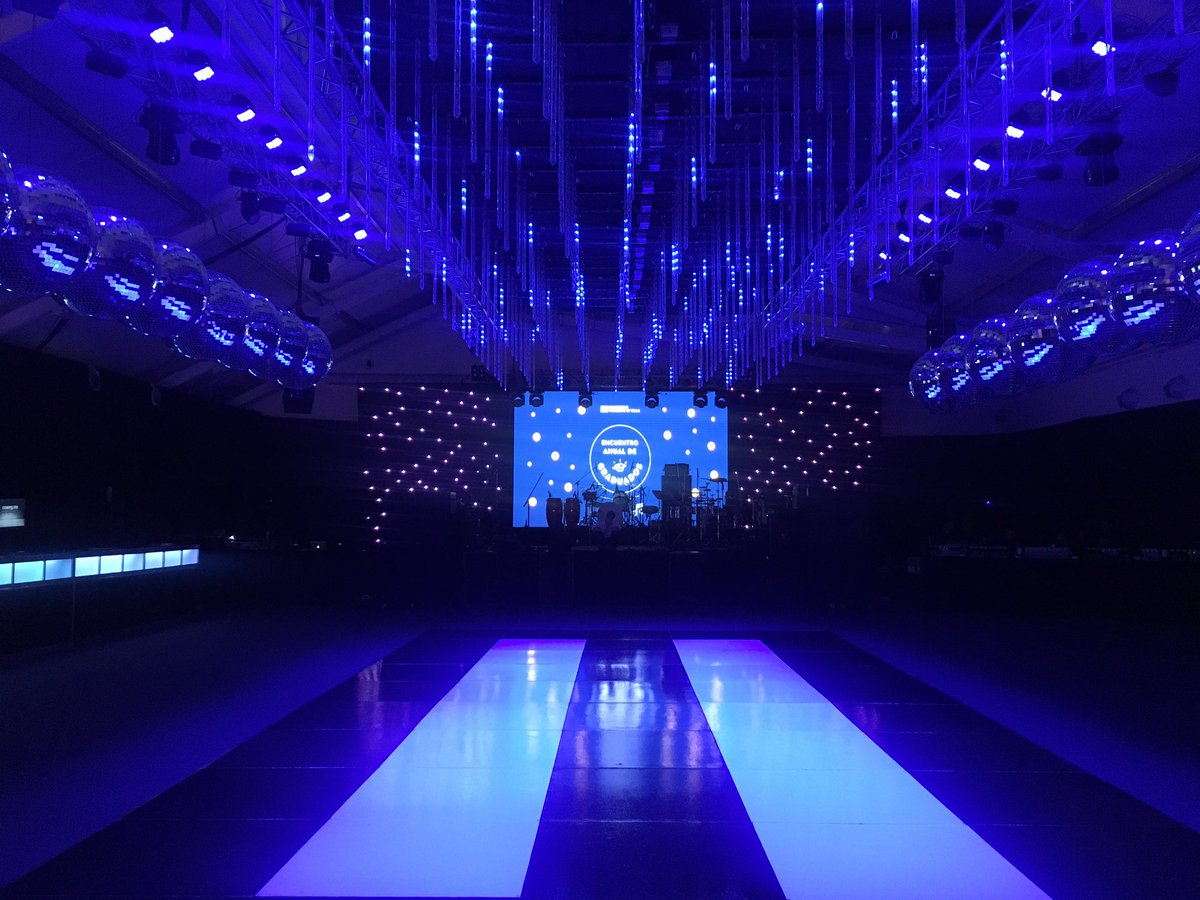 En vivo #autenticosdecadentes en <a href="/UTDiTella/">Universidad Torcuato Di Tella</a> <a href="/SarapuraDJS/">@sarapura</a> <a href="/marito_aguirre/">Agustin Aguirre Z.</a> @alejobergesdj <a href="/MarioPeluas/">JMP</a> @soydecadente