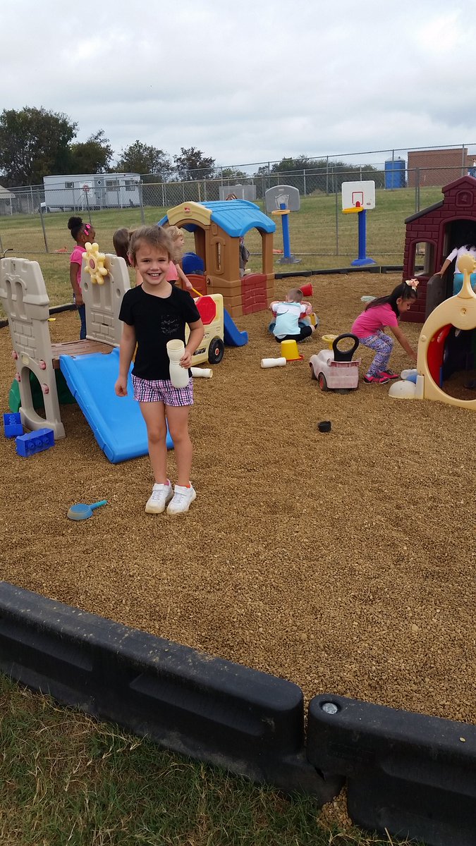 MiyaMorman's tweet photo. Finally getting to play on the playground! #cekidsmatter #central_mabank https://t.co/Y7Rf4qhnbN