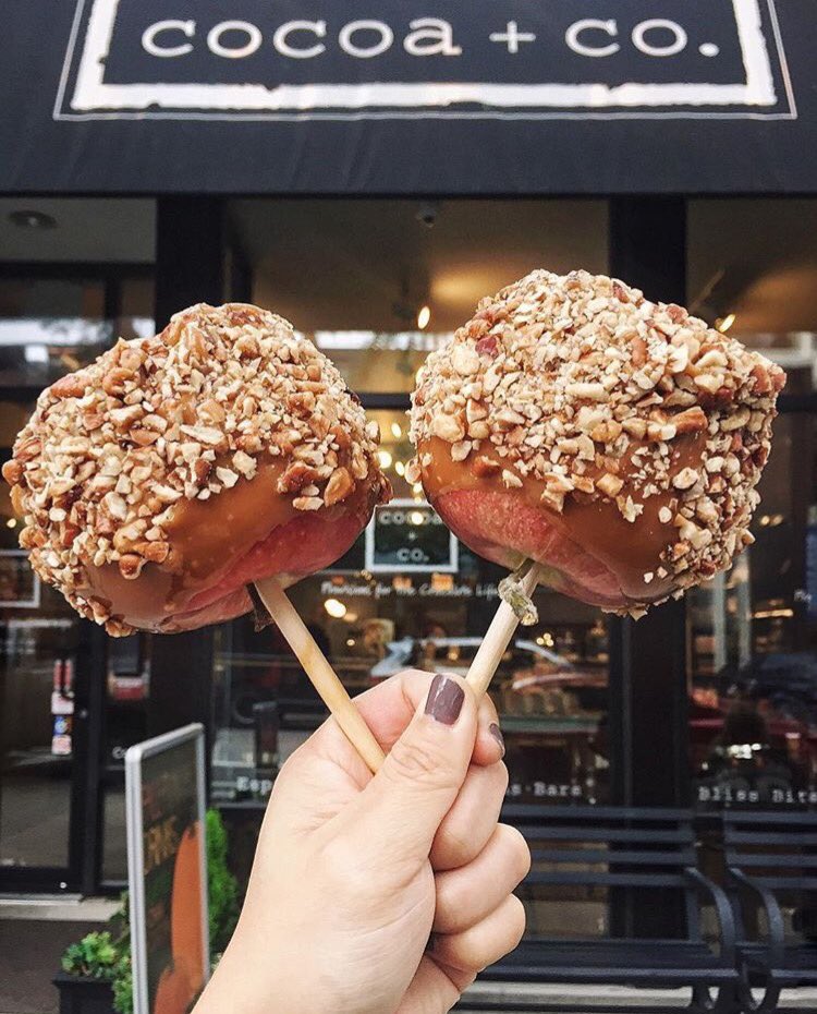 .@CocoaAndCoChi is a chocolate shop specializing in chocolate from around the world. || 📷: <a href="/utran0924/">Uyen Tran</a> #fabfoodchicago