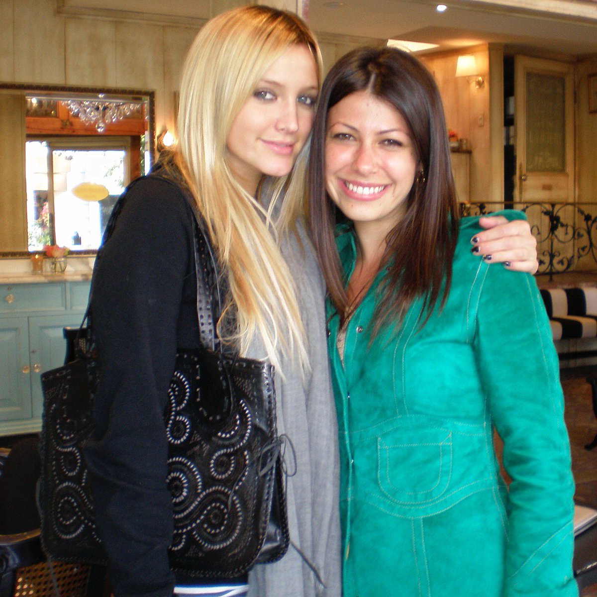 Blumera's tweet photo. Happy birthday dear @ashleesimpson ✨💓 #tbt to #blumera early days! https://t.co/gO7WNRGbE3