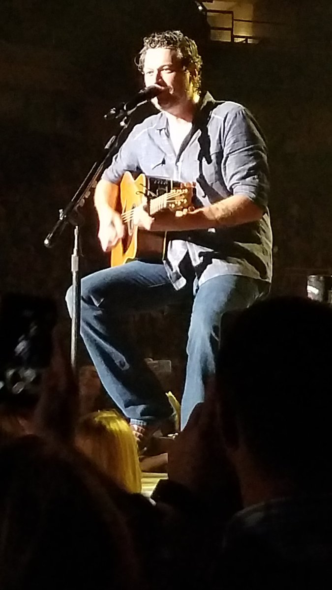 ericsalach's tweet photo. @blakeshelton CRUSHING IT @SNHUArena_NH #BSManchester #countrymusic #hangingwithwifey #manchvegas #newengland #NewHampshire #oklahomaINnh https://t.co/m8x5YZf28k