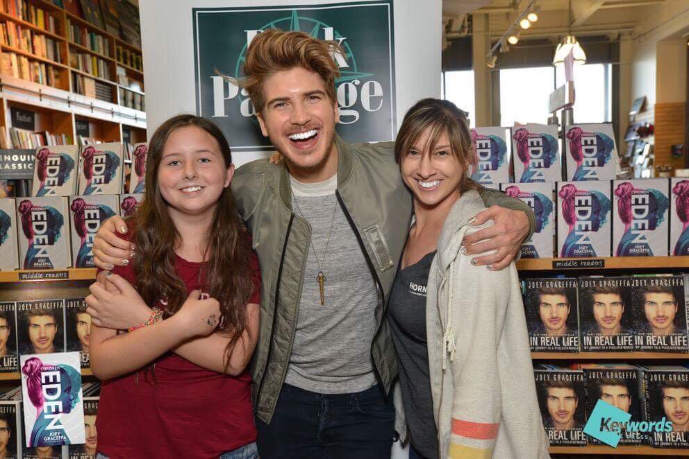 I FREAKING MET <a href="/JoeyGraceffa/">Joey Graceffa</a> . WTF. <a href="/shaylay21/">Shelene</a> #ChildrenOfEdenTour #ChildrenOfEdenContest #ChildrenOfEden ❤️💜❤️💜😄
