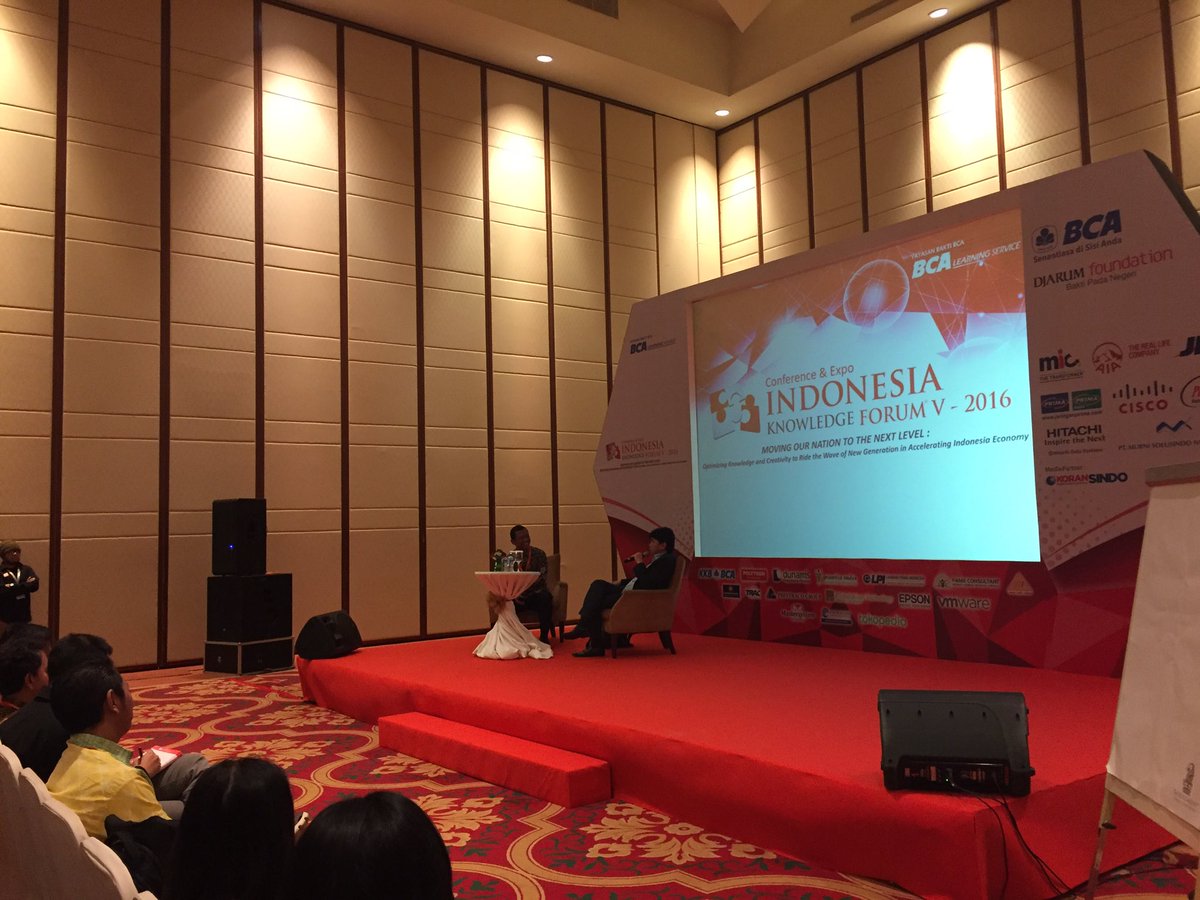 BizGuideBCA's tweet photo. "Inovasi bukan dari produk, tapi dari cara menjualnya" -Perry Tristanto (Raja Factory Outlet Founder Wisata Lembang) #IKF2016 https://t.co/bEtLbSvSRE