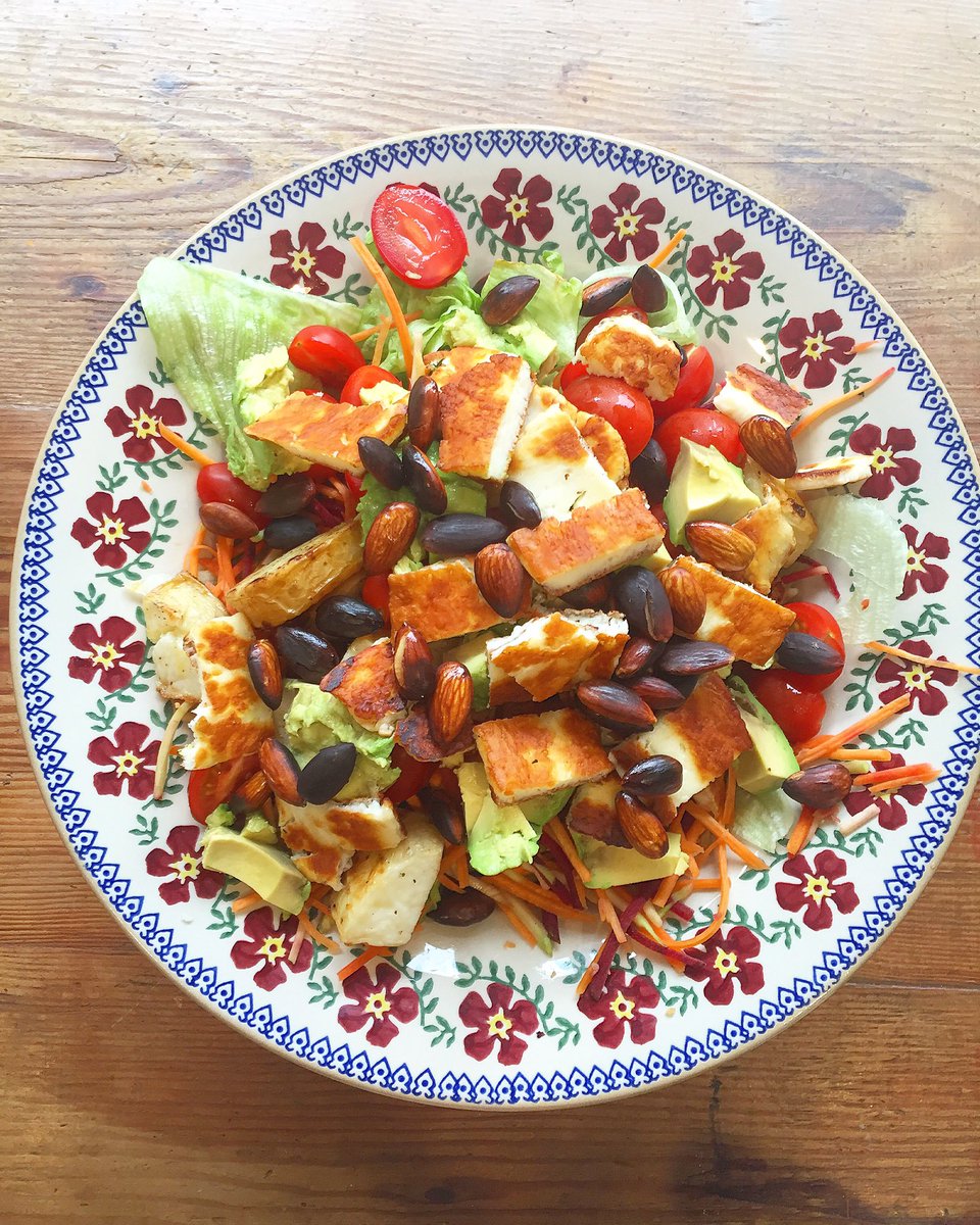 TheFoodieChain's tweet photo. Haloumi &amp; Blackened Almond Salad 🙈 The almonds didn't taste bad I promise!! ☺️ https://t.co/GhBMuxeHX6