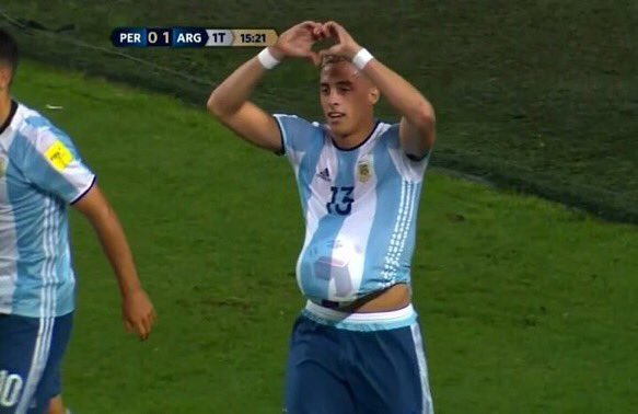 LaRuggeriTuiter's tweet photo. Funes Mori homenajeando el estado físico de Higuaín https://t.co/Me7Wf1ihWX