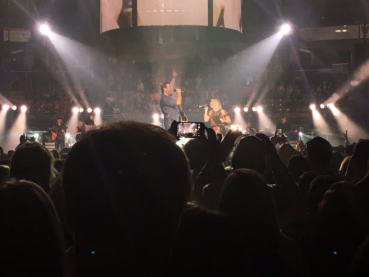 JaneH1226's tweet photo. @blakeshelton and @RaeLynn in #NH #BSManchester https://t.co/bHk5OAbgl6