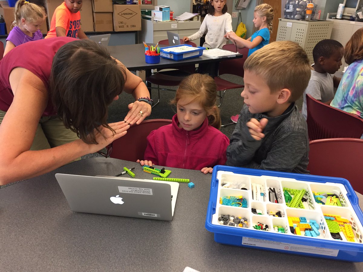 Jennife62835686's tweet photo. Carol Kliesen was rocking Robotics with my future scientists and engineers! #ladueschoolslearn #spoedeturtles #carolDBF https://t.co/ogF8TzstQn