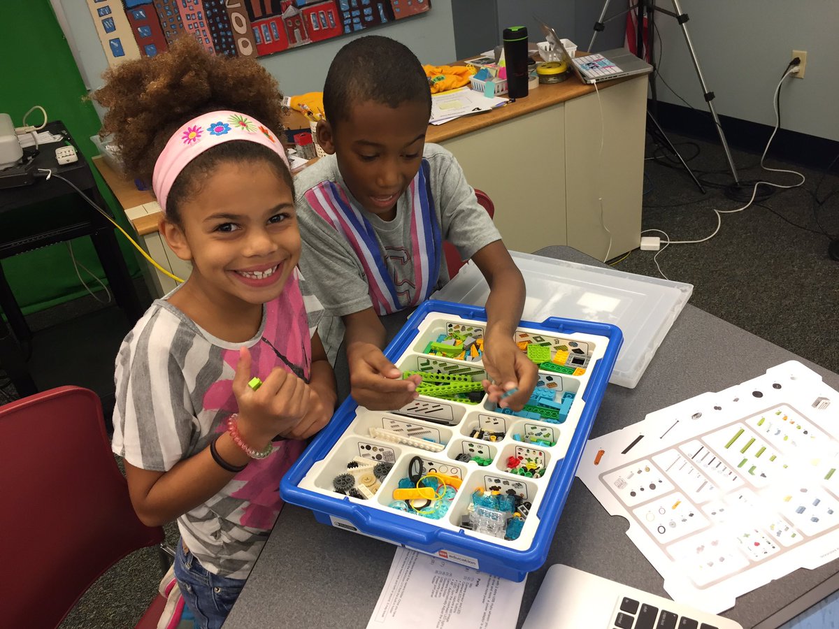 Jennife62835686's tweet photo. Carol Kliesen was rocking Robotics with my future scientists and engineers! #ladueschoolslearn #spoedeturtles #carolDBF https://t.co/ogF8TzstQn