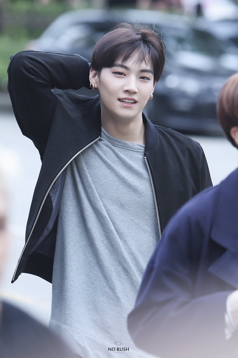 NoRush0106's tweet photo. 161007 Music Bank 출근 HQ 2P
  so chic!✨
#재범 #JB #GOT7 #갓세븐 https://t.co/gJMdJa6cn0