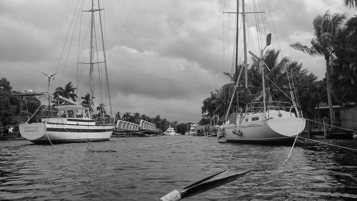 moosers23's tweet photo. #hurricanematthew #fortlauderdale #dodgingthebullet #beprepared #droptheanchor #bettersafethansorry #newriver #11thavebridge #swingbridge https://t.co/HdTFWgqRpN