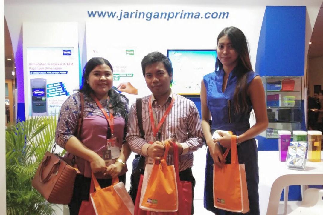 jaringanprima's tweet photo. Sudah ada yang dapat hadiah keren dari booth ATM PRIMA lho~ Jangan sampai kehabisan hadiahnya! #PRIMAatIKF #IKF2016 https://t.co/0kHhAatcID