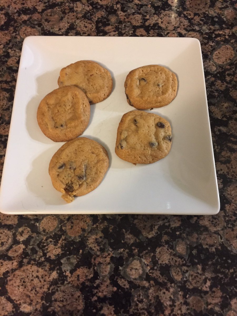 dedras2much's tweet photo. I can eat these at 11:25☺️!! #slimgoody #cuttingit #teamdedra #goodnight https://t.co/tvt4MSxikI