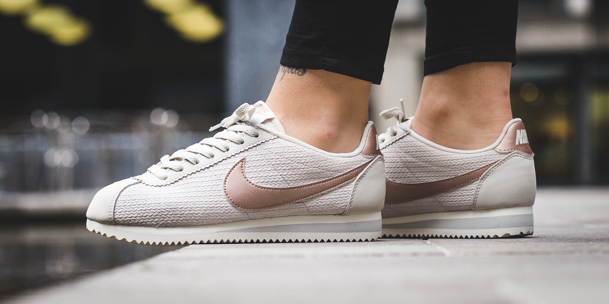 Robusto Kakadu Me gusta Titolo on Twitter: "NEW IN! Nike Wmns Classic Cortez Leather Lux - Light  Bone/Metallic Red Bronze-Sail SHOP HERE: https://t.co/A7pvXfkCxK  https://t.co/yVQyGADRQY" / Twitter