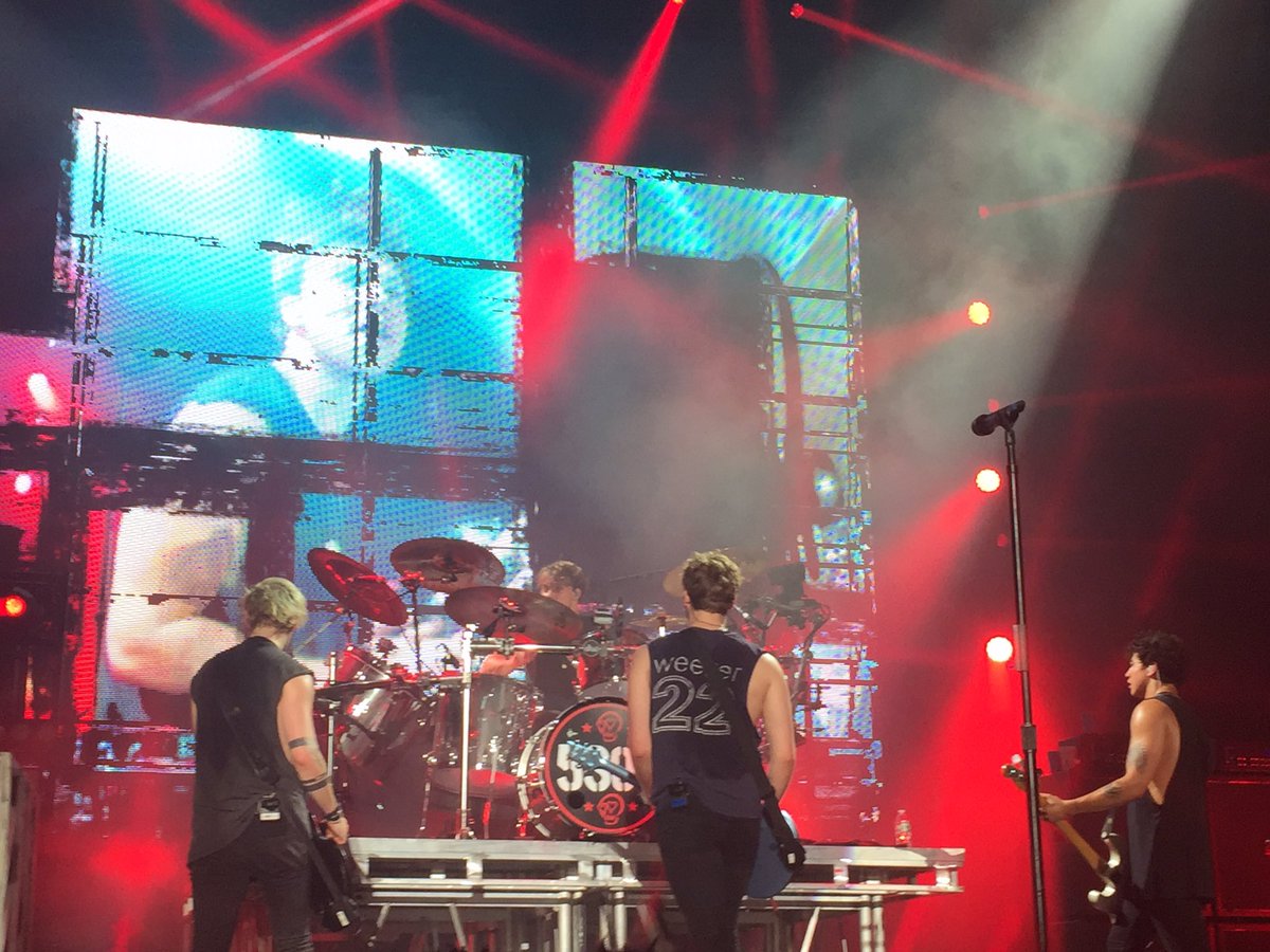 jetblacklarrys's tweet photo. So proud of y'all! I miss #slflatlanta so much! I could never thank y'all enough for all that you do for us!โค๏ธ @5SOS #SoundsOverFeelsOver https://t.co/CGfW9R272D