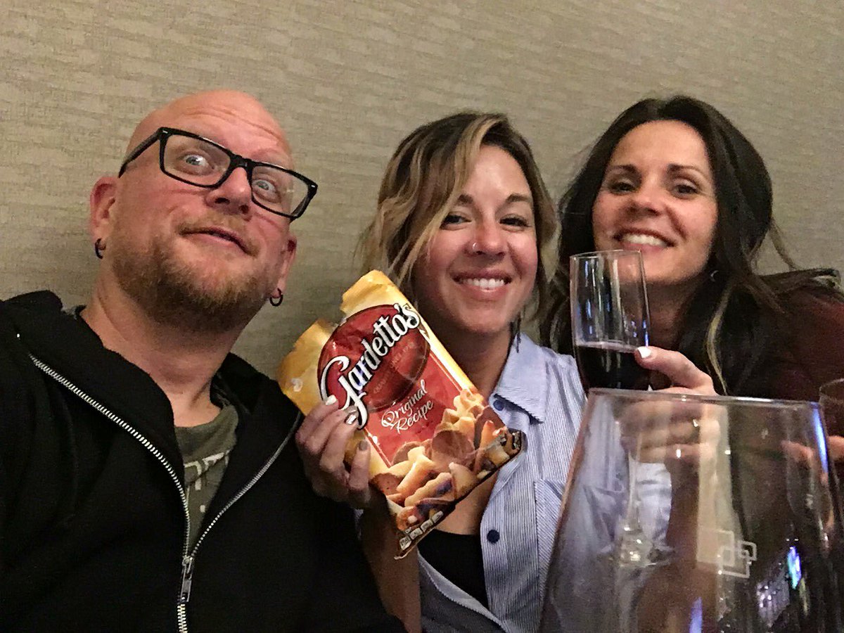 Slizzabell's tweet photo. @johnbcrist yep!  Thanks for the snack!  #cheers @inplainsight #5izzos https://t.co/ZgE1CYKOq0