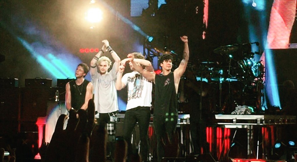 SLFLChiProject's tweet photo. BEST NIGHT OF MY LIFE💕💕 thank you @5SOS for everything!! #SoundsOverFeelsOver #SLFLTinleyPark https://t.co/fRiFLmYuL8