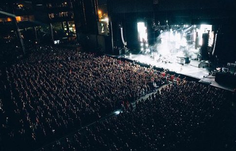 SLFLChiProject's tweet photo. BEST NIGHT OF MY LIFE💕💕 thank you @5SOS for everything!! #SoundsOverFeelsOver #SLFLTinleyPark https://t.co/fRiFLmYuL8