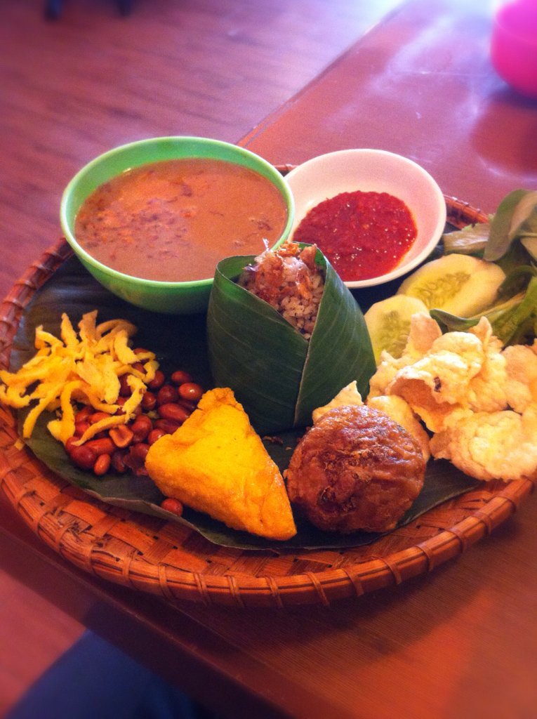 IwanHernawan_'s tweet photo. Nasi Ulam Mpok Min #BetawiFoodWar di 'Soto Betawi Bang Sawit' Boulevard Raya Kelapa Gading #Jakut @arieparikesit https://t.co/VudcdXNbLx