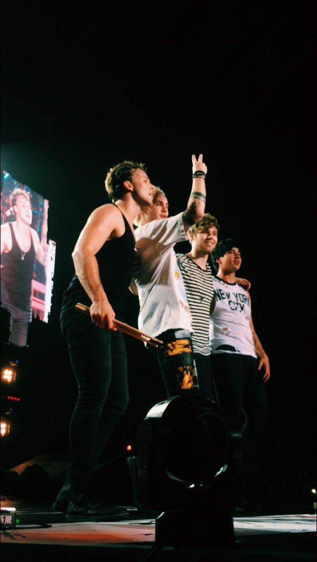 5soselites's tweet photo. Thanks for all the memories!! @5SOS #SoundsOverFeelsOver https://t.co/Jl7ePxD7YD