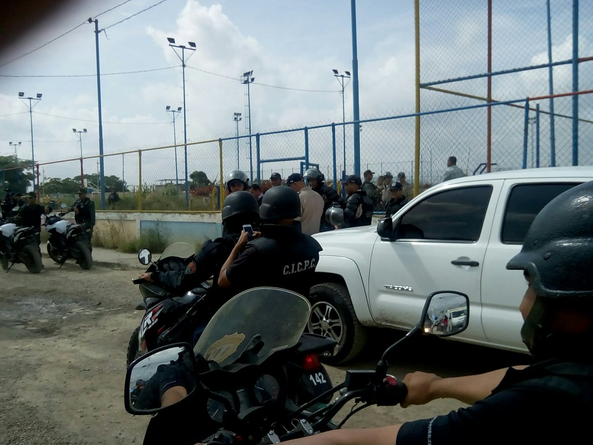 KaryPerazaR's tweet photo. Parte del operativo realizado en #LasSábilas en #OLPLara con @cicpclara1 @CICPC_BARQTO @GNB_Lara @TIUNAFM_LARA https://t.co/rqDOkSqHTU