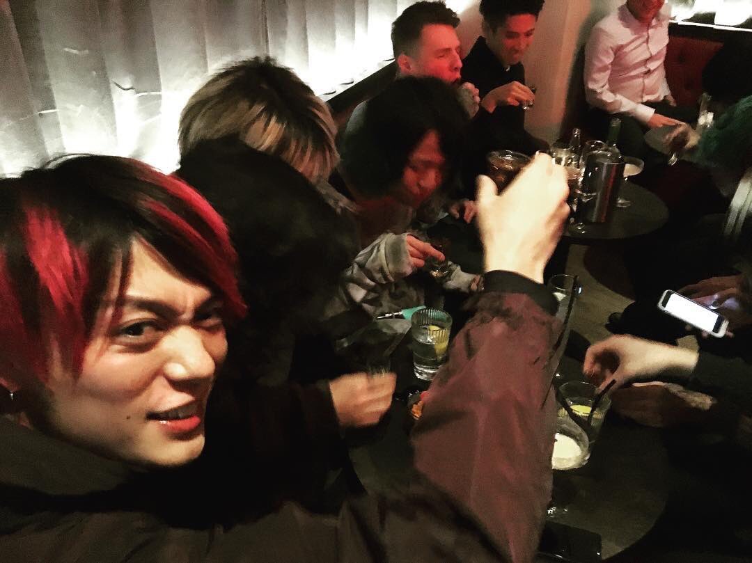 ONEOKROCK_rise's tweet photo. 黒髪takaちゃん&amp;赤髪toru兄さん
みんな海外生活楽しんでますな！

黒髪のtaka久しぶり！かっこいい！
多分黒髪だよね？(^○^) https://t.co/i6oQNLlhEy