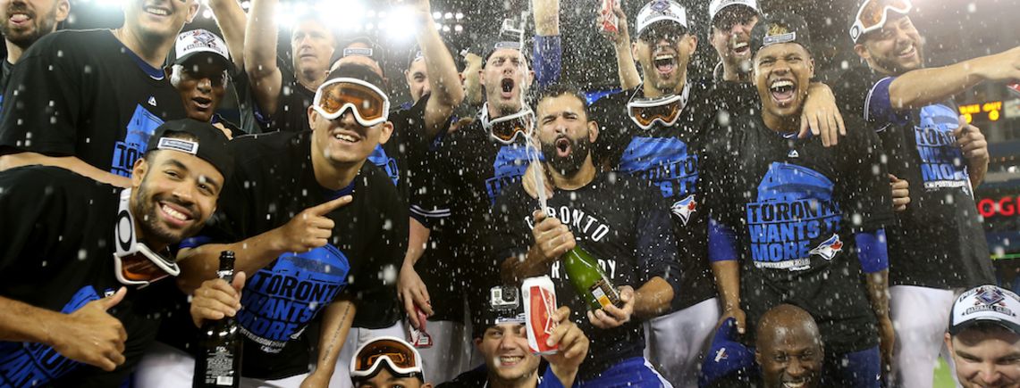 AztecaDeportes's tweet photo. ¡Los @BlueJays derrotan a los @Rangers 10-1! ¡Marco Estrada no permitió carrera sino hasta el noveno episodio!  https://t.co/s5qs2NaFUi https://t.co/zwPS0Gd6Jq