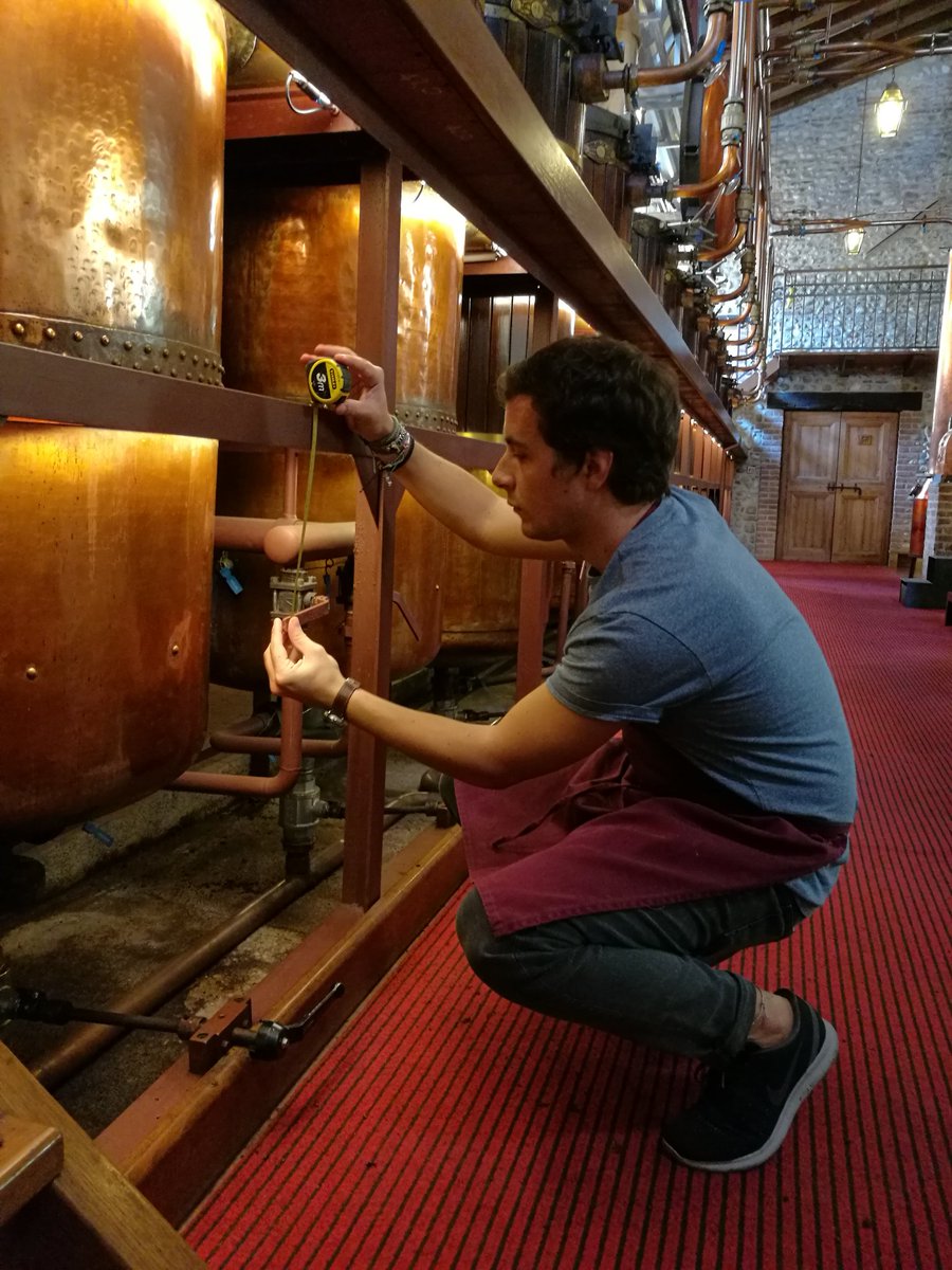 Poli_Express's tweet photo. Cosa fanno 5 giornalisti in distilleria? Imparano a distillare la Grappa artigianale. #grappaioliperungiorno https://t.co/cShrrLgWGU