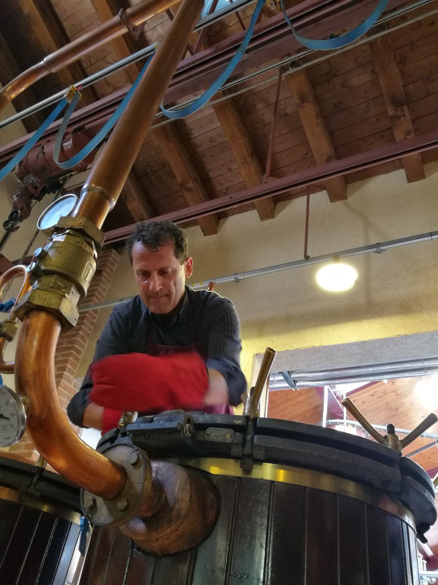 Poli_Express's tweet photo. Cosa fanno 5 giornalisti in distilleria? Imparano a distillare la Grappa artigianale. #grappaioliperungiorno https://t.co/cShrrLgWGU