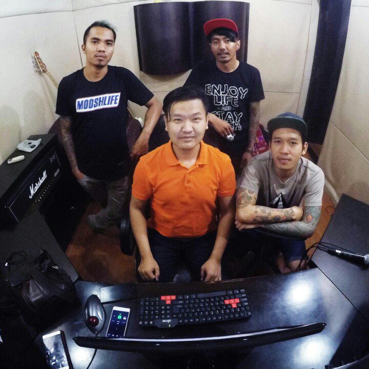 Halo kawans! kami baru saja selesai merekam 1 lagu baru. Secepatnya akan di rilis 😁