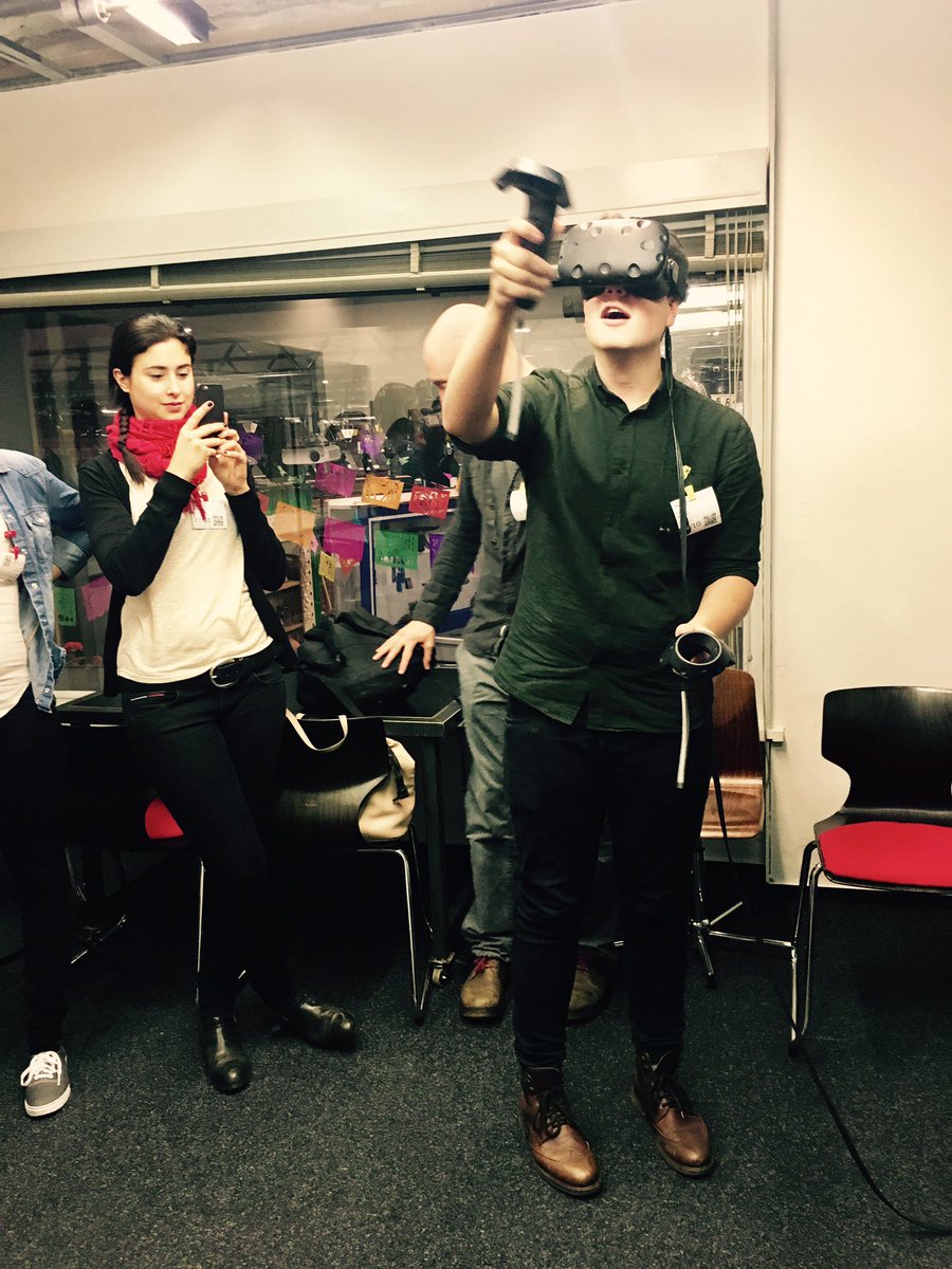 isasun's tweet photo. Excited to have our @googlenewslab Fellows in Berlin today. Started the day with some fun @YouTubeSpaceBer trying @tiltbrush https://t.co/hImIKWQlUZ