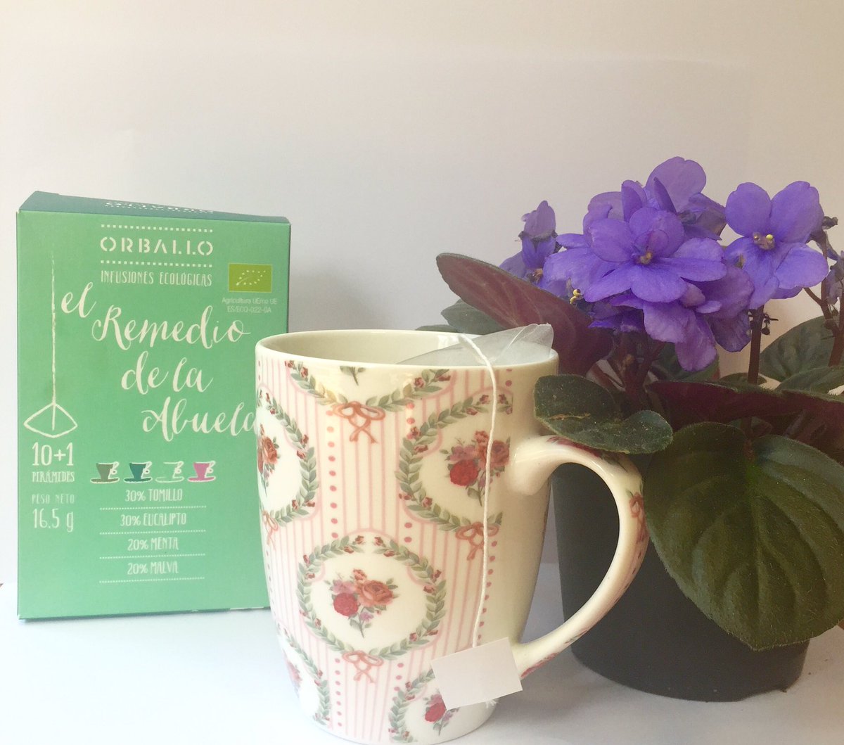 sweetaleblog's tweet photo. Qué bien sienta una infusión a media mañana, de nuestra cajita de @LembranzaBox https://t.co/0duD8hbeXb #sweetale #lembranzabox #Galicia https://t.co/5V3Qkp2UBt