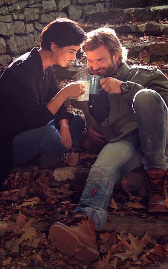 mamafihim's tweet photo. Alt tarafı kahve içiyorlar daha bakışmadılar bile ortalık yanmış 😏😎😂😂 #cesurvegüzel https://t.co/3gudub7u2m