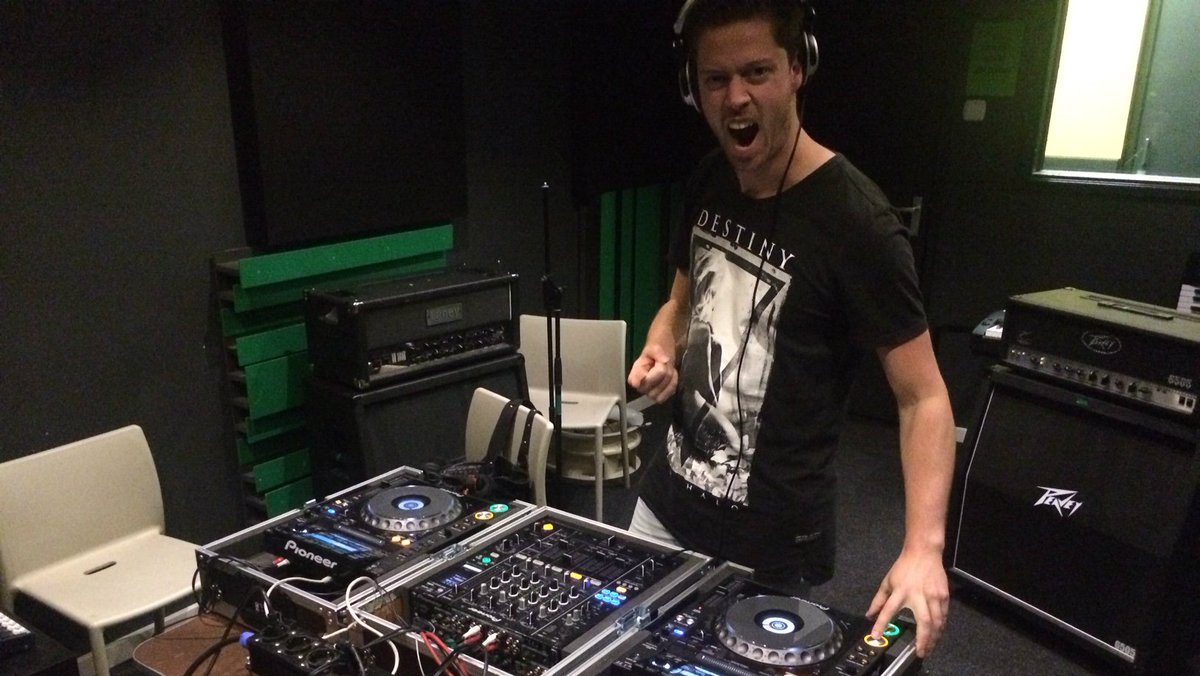 BartElzendoorn's tweet image. Mixen stond centraal in de 5e les van m'n dj-cursus @BPM040. Nieuwe blog online @OurHouse_NL:  bit.ly/2dRinYF #dj