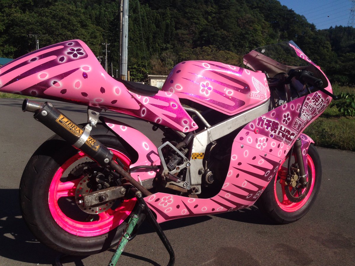 カスタムペイント 松塗 Auf Twitter Nsr50をピンクでカスタムペイント よく見るとデッカいラメがキラキラしてます T Co Xtsrfb7u0f Twitter