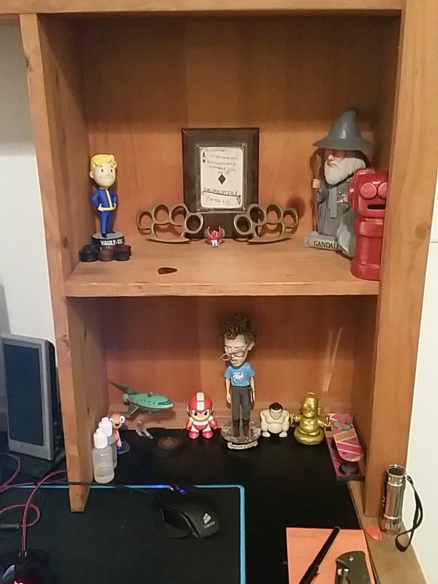 CrunchyPancakes's tweet photo. Nerd shrine is coming along quite nicely. More DBZ pieces are on the way, including a Vegeta to offset SSJ3 Goku. https://t.co/fwnMN6LdOM