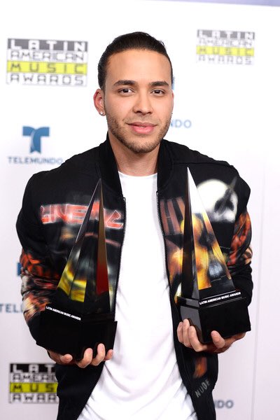 roycelyricbot's tweet photo. Latin AMAs #3 https://t.co/95osWHAPwr