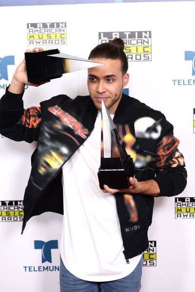 roycelyricbot's tweet photo. Latin AMAs #3 https://t.co/95osWHAPwr