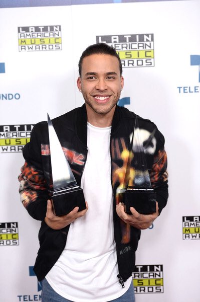 roycelyricbot's tweet photo. Latin AMAs #3 https://t.co/95osWHAPwr
