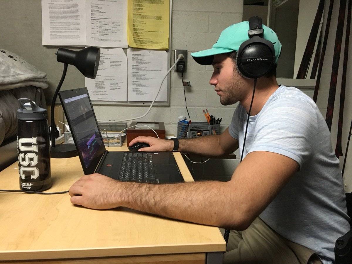 JackEubanks9's tweet photo. Elias Ginsberg of #fraction7 editing their presentation. #cntv101 https://t.co/YRVwnLO6Xz
