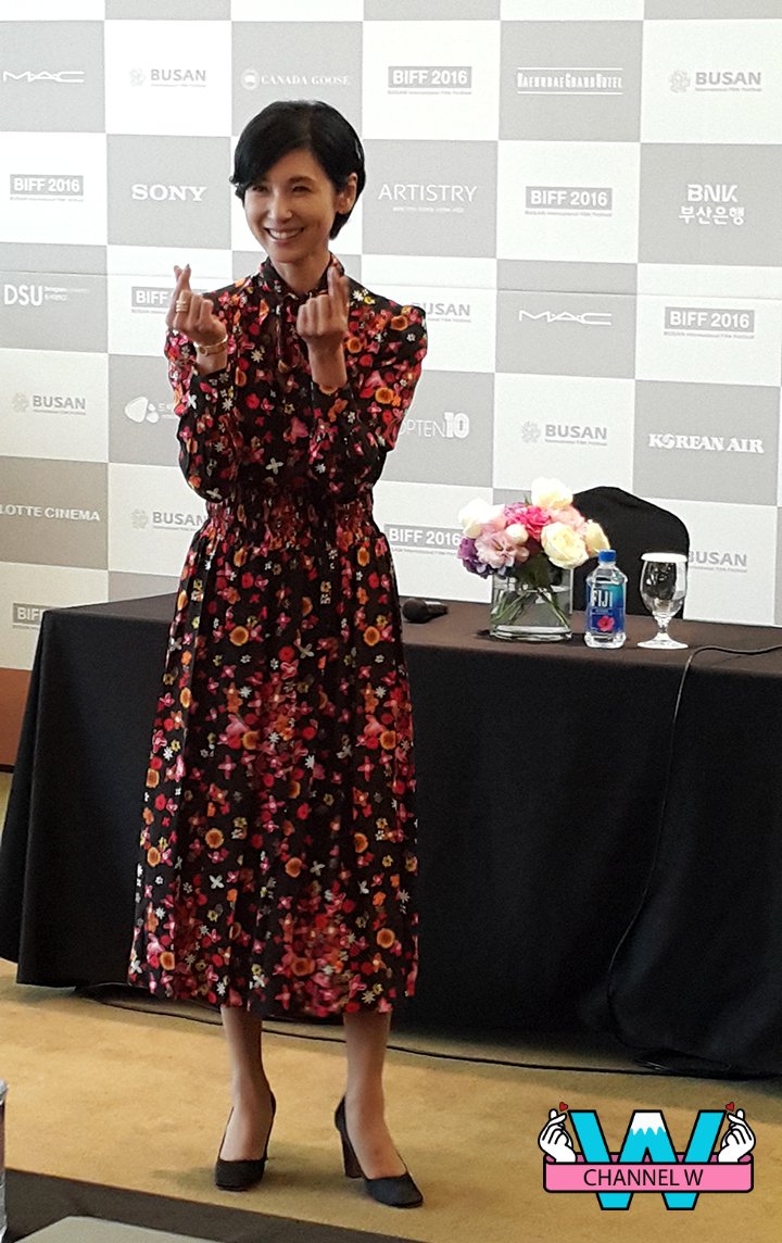 영화 #검은물밑에서 #도쿄타워 의 아름다운 배우 쿠로키 히토미 귀엽게 하트 발사~♡ 해주셨습니다! #부산국제영화제 #부국제Translate post