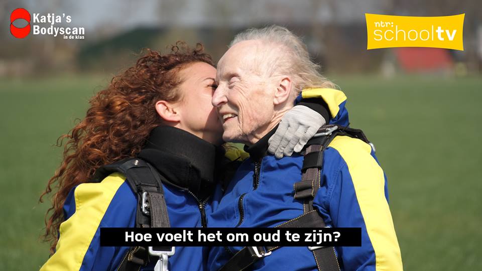 Vandaag is het #NationaleOuderendag! Hoe voelt het om oud te zijn? Katja's Bodyscan in de klas zoekt het uit: bit.ly/katjasbodyscan…