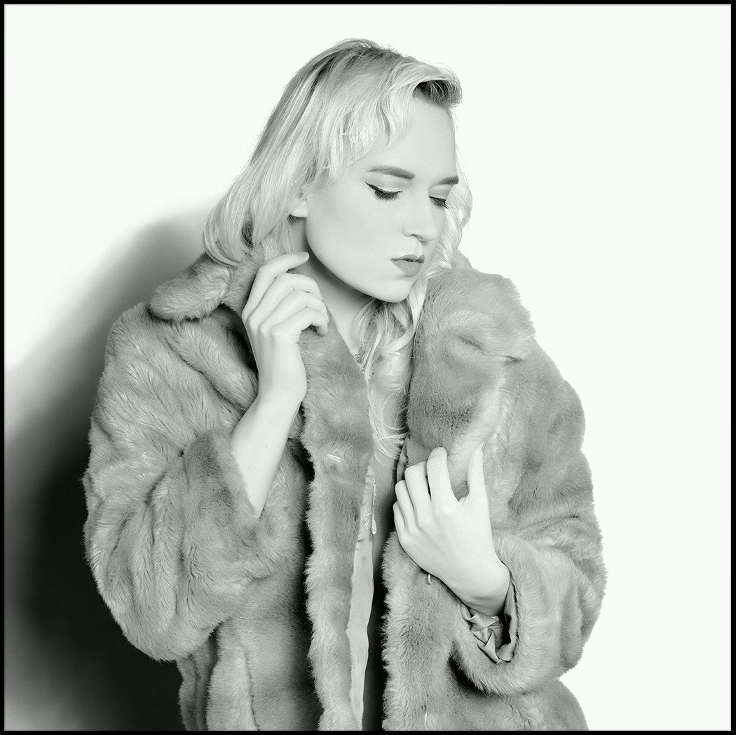 WillsPhotoimage's tweet photo. It has been a week of #autumnal mornings. Time to get the warm #autumn clothing out. Fake fur. #hensel #ExpertD https://t.co/tQNRS8WCdw