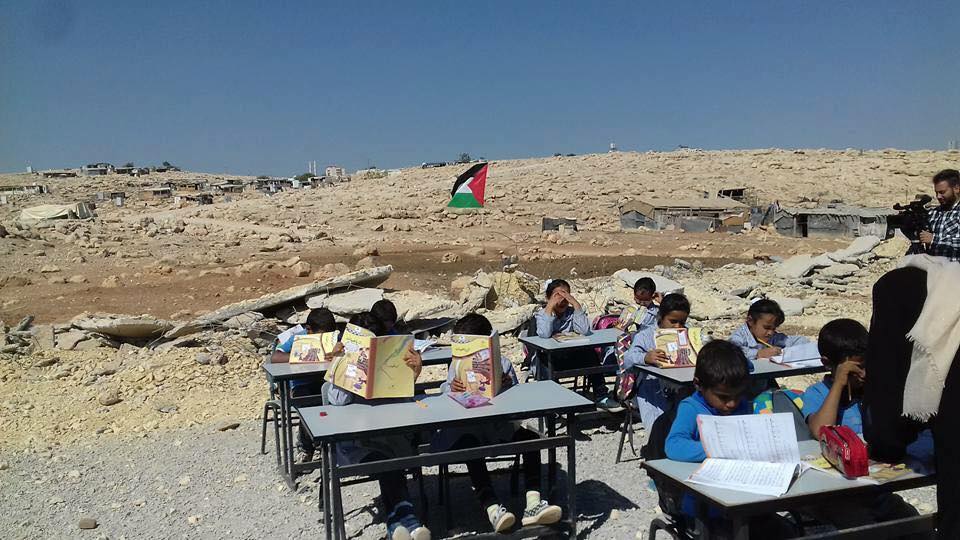 PalinfoAr's tweet photo. #صور ..طلبة فلسطينيون يواصلون دراستهم قرب ركام مدرستهم التي هدمها الإحتلال في تجمع أبو نوار شرق #القدس المحتلة . https://t.co/r3MbUgMg3K