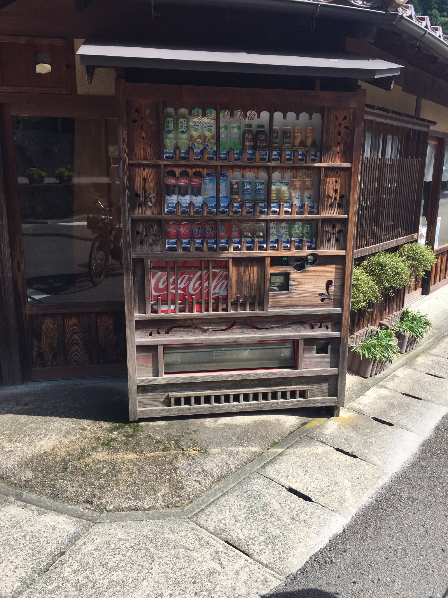 茶々丸 岐阜 出雲の旅で見かけた自動販売機 世界遺産石見銀山 景観を守る努力 木製で手作り 感動しました T Co 8jucwuafij Twitter