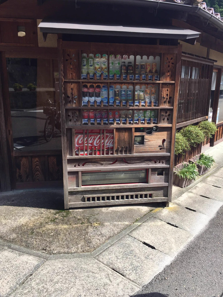 風景に溶け込んでいる？世界遺産石見銀山の景観を守る木製で手作りされた自動販売機！