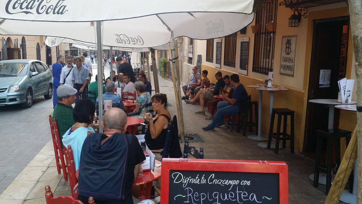 Kara_JesusDM's tweet photo. Ivan y @Chinobi_Mlg en el @RepiqueTaberna a las 16:30. Copas 4€, cubo de 5 Cruzcampo Cruzial 5€. Carnaval, flamenquito, sevillanas. Vente!!! https://t.co/m3tUXd7UYQ
