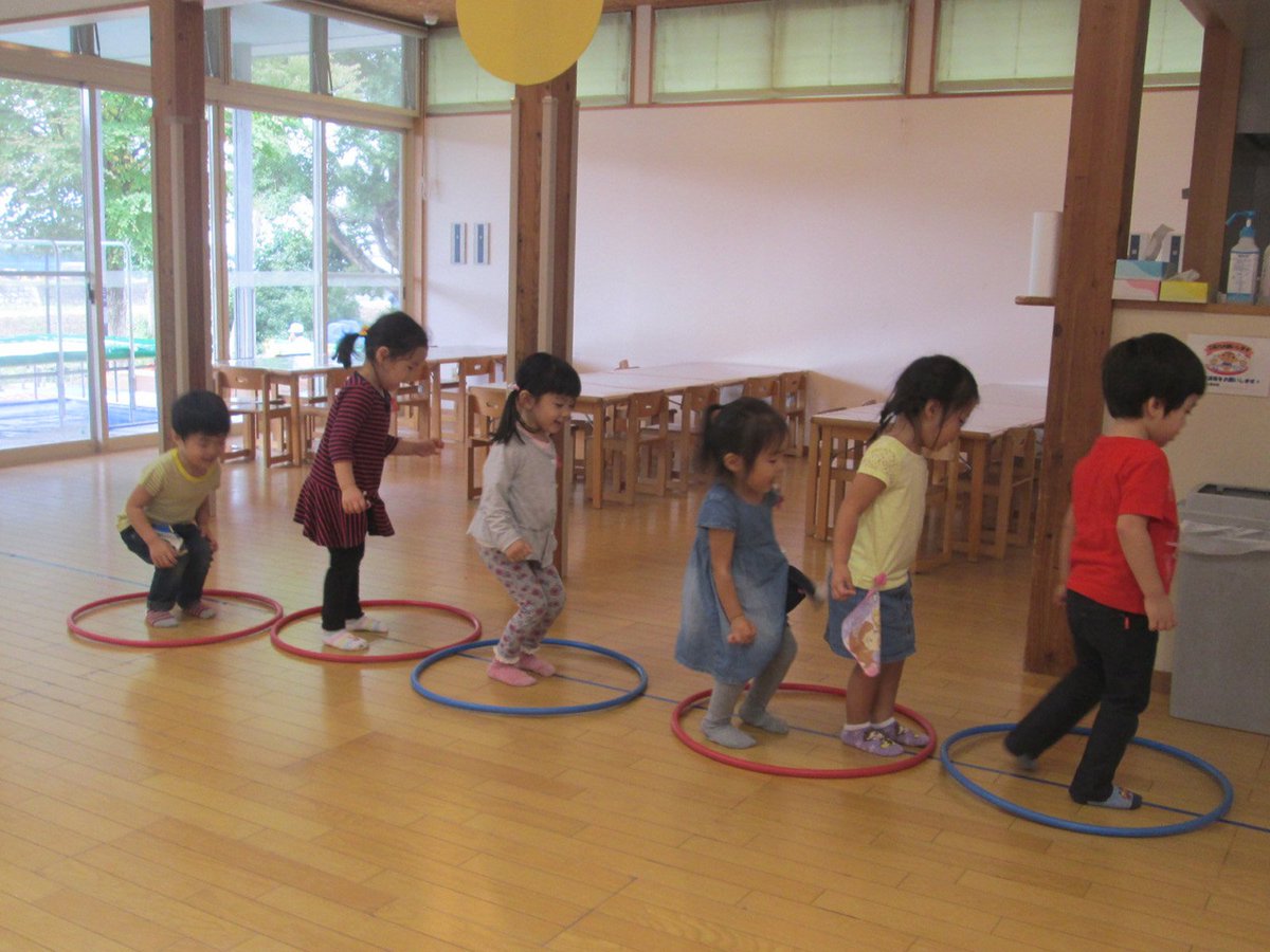 山梨学院幼稚園 公式 Pe Twitter もも組の様子 運動会を明日に控え 気分が高まっているようで体を動かしたそうに うずうずしていたもも組 ２歳児 さん フープをまたいだりマットの山登りをしたり運動遊びに夢中になっていました T Co Xiqih5akbu