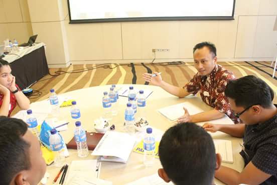 HumanPro_Dev's tweet photo. Sungguh2 membimbing &amp; memfasilitasi participants .. learning is always fun ! https://t.co/4RDtAslTOP