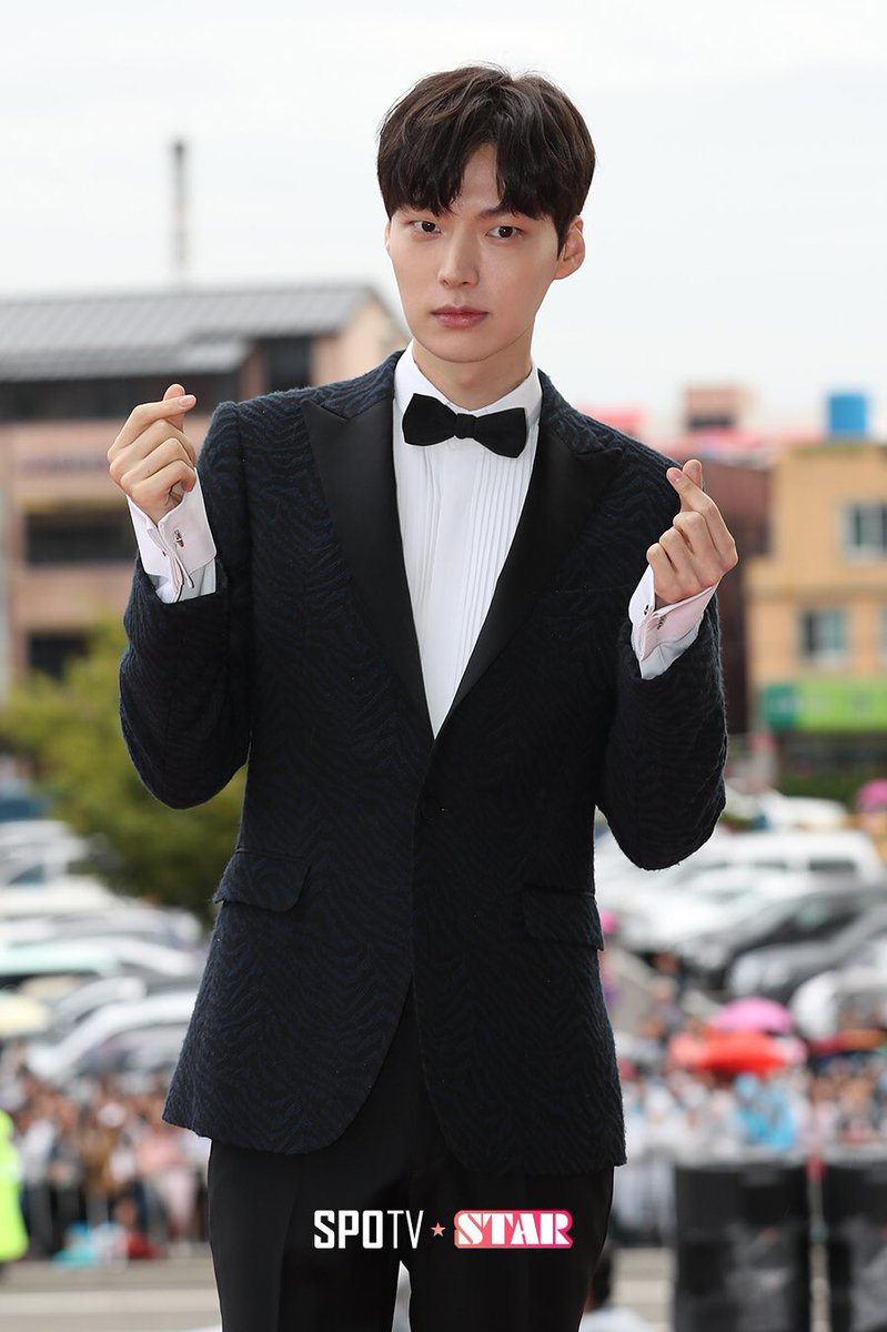 KSeriesAD's tweet photo. อันแจฮยอน ร่วมเดินพรมแดงงาน #KDA2016 ✨ https://t.co/cNR9VFPL7z